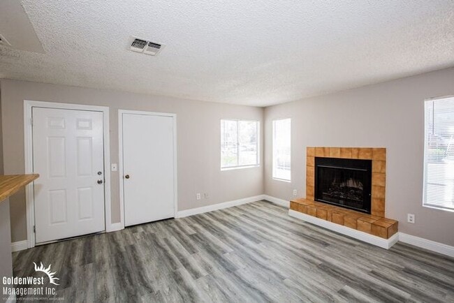 2755 Jennydiane Dr in Las Vegas, NV - Building Photo - Building Photo