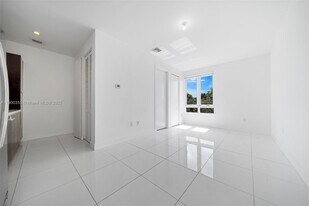 6400 NW 105th Pl in Doral, FL - Building Photo