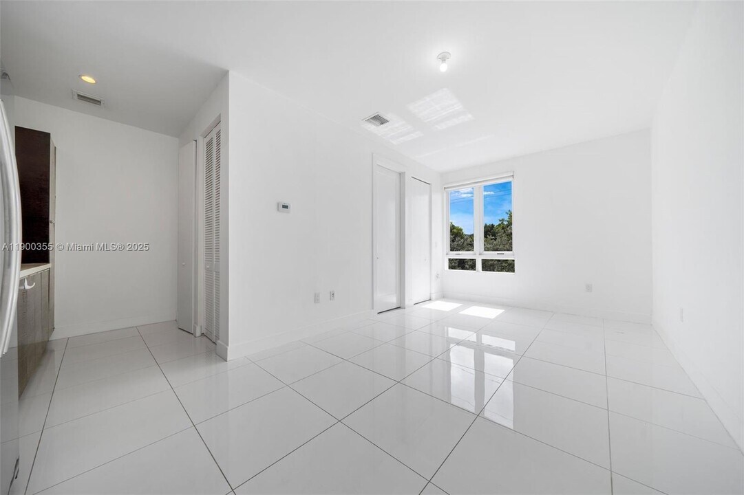 6400 NW 105th Pl in Doral, FL - Building Photo