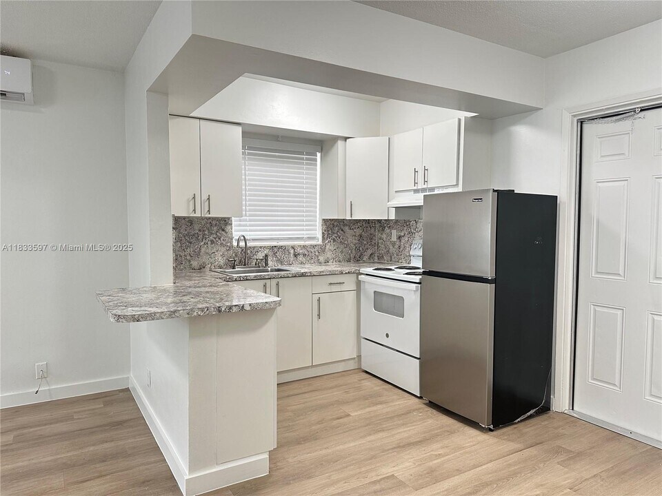 1045 NE 15th St in Fort Lauderdale, FL - Building Photo