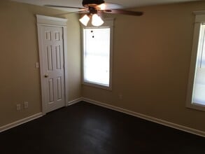 3613 Clemens Rd, Unit 100 in Longview, TX - Foto de edificio - Building Photo