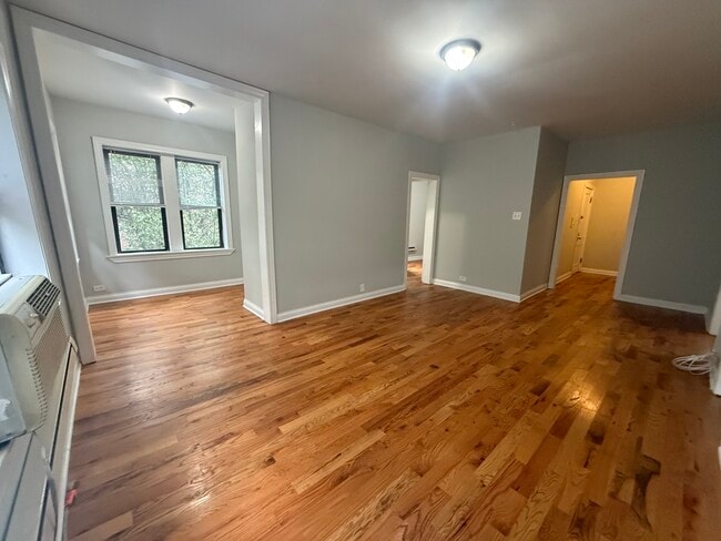 3732 N Pine Grove Ave, Unit 3728-2E in Chicago, IL - Building Photo - Building Photo