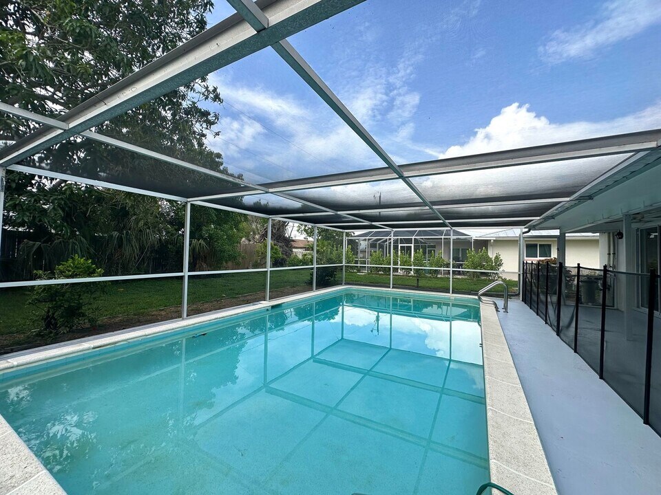 443 Monterey Ave in Cape Coral, FL - Building Photo