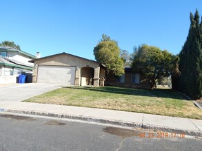 13765 Oakmont Dr in Victorville, CA - Building Photo - Building Photo