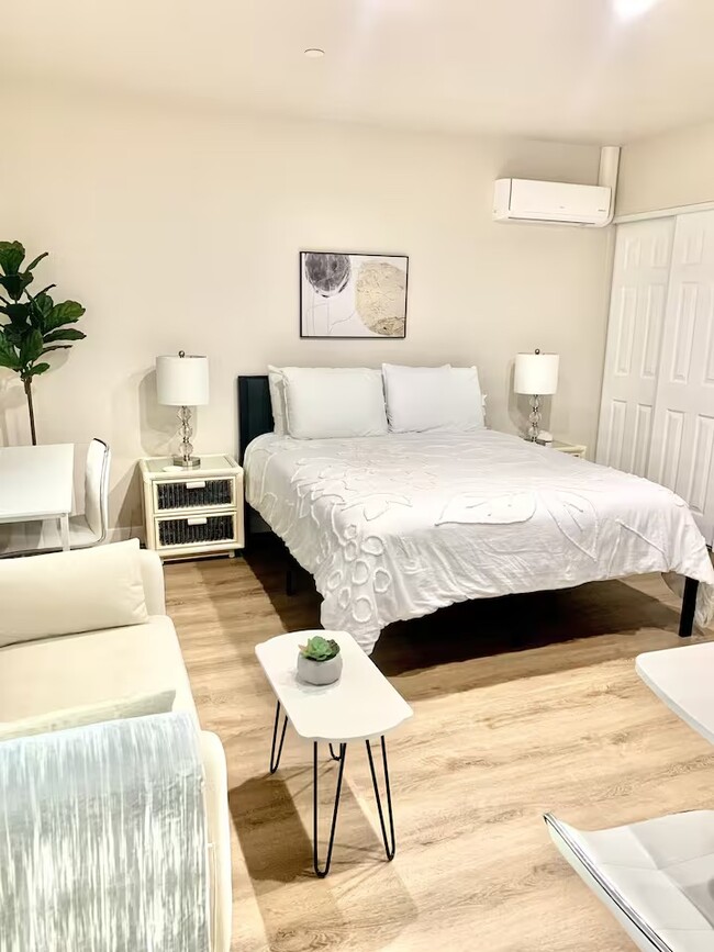 3087 Channel Dr, Unit Studio A in Ventura, CA - Building Photo - Building Photo