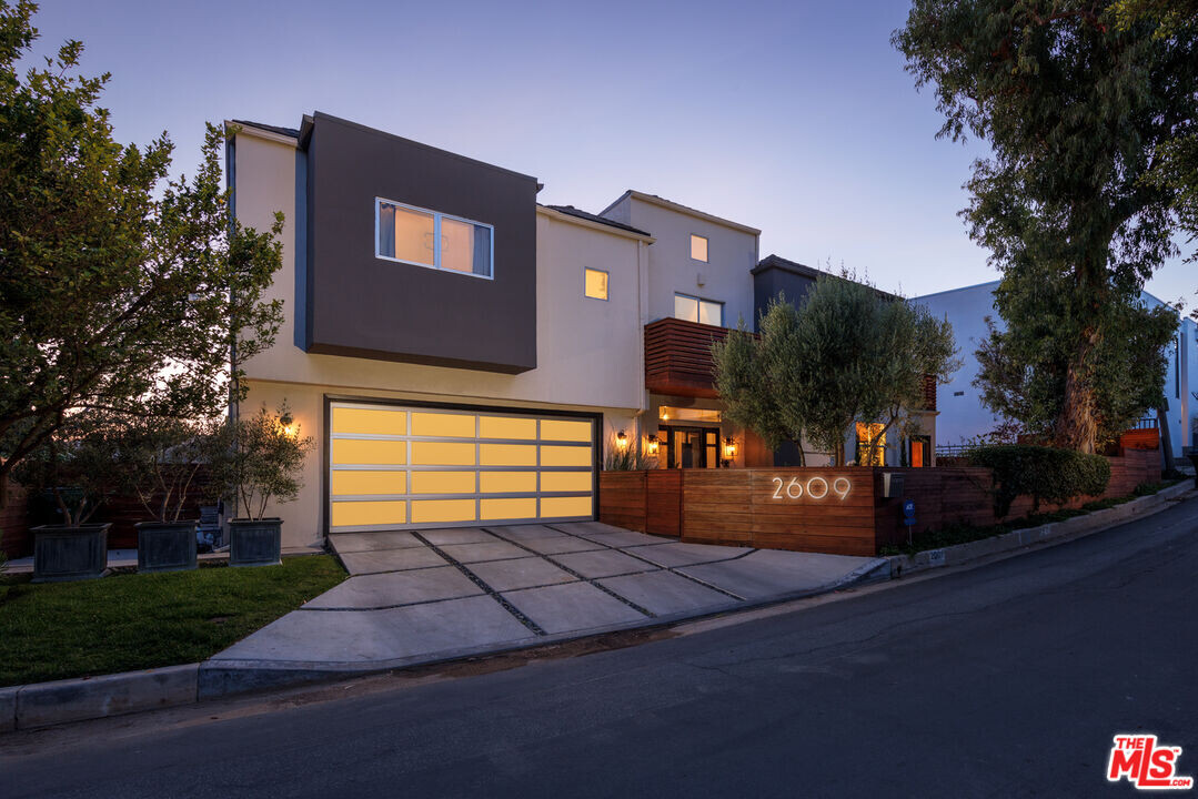 2609 Creston Dr in Los Angeles, CA - Building Photo