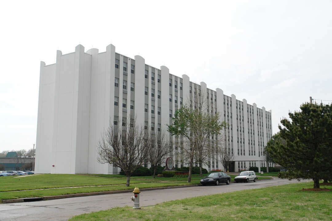 Willow Creek Manor in Wichita, KS - Building Photo