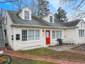 319 McCauley St in Chapel Hill, NC - Foto de edificio - Building Photo