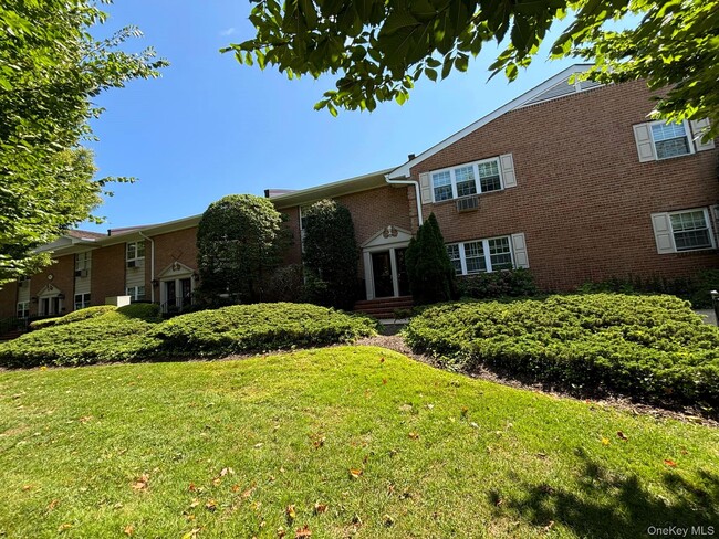 26 Layton Ave in Southampton, NY - Building Photo - Building Photo