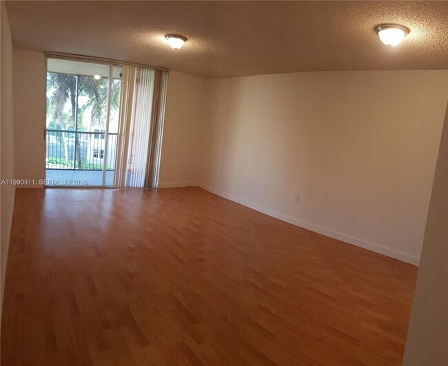 8215 Lake Dr in Doral, FL - Building Photo - Building Photo