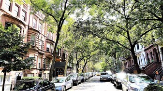 72 W 69th St in New York, NY - Building Photo