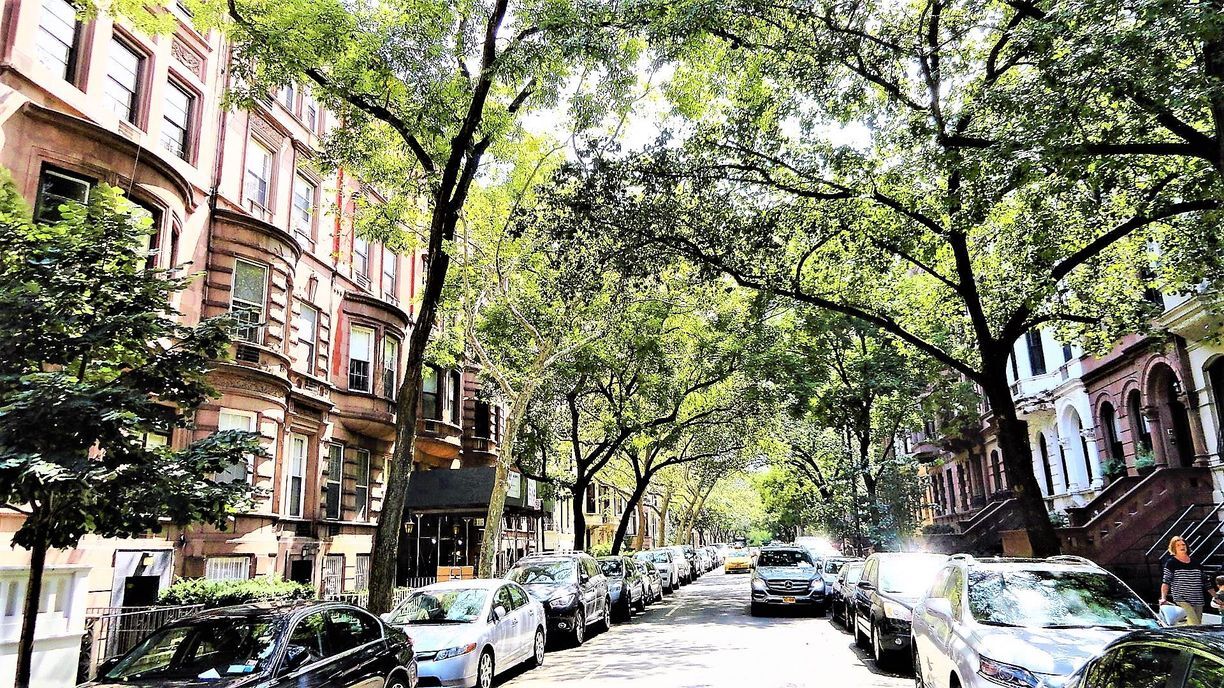 72 W 69th St in New York, NY - Building Photo