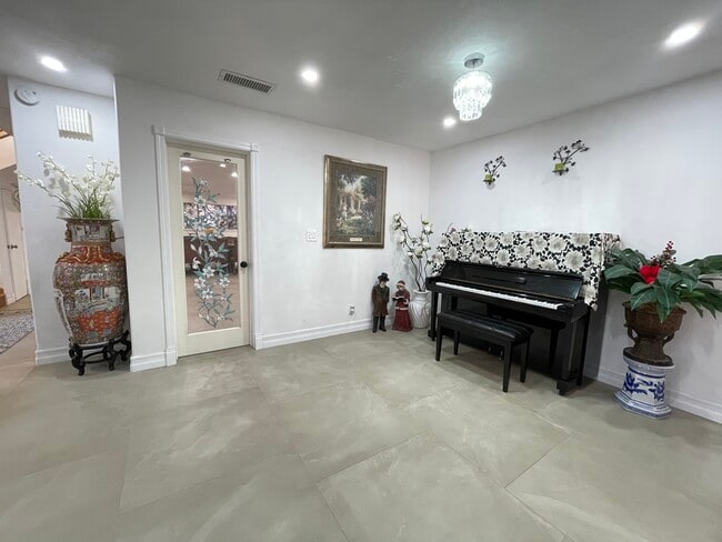 933 S Susan St in Santa Ana, CA - Building Photo - Building Photo