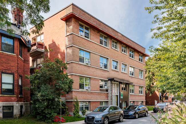 10 Weredale Park Rue in Westmount, QC - Building Photo - Building Photo