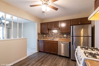 401 Pinetree Ln in Schaumburg, IL - Building Photo - Building Photo