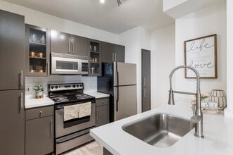 Ten01 in Tempe, AZ - Building Photo - Interior Photo