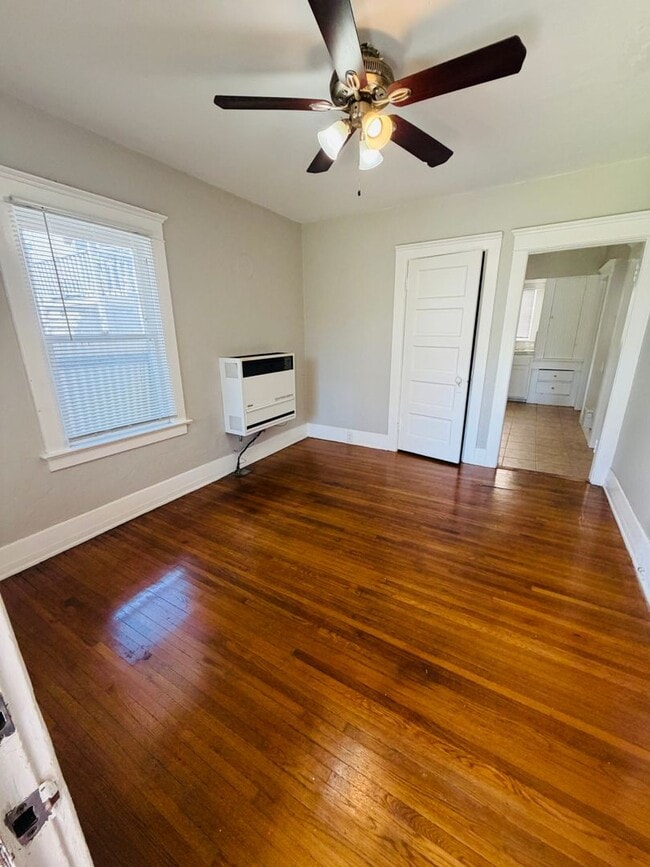 1220 E Broadway in Long Beach, CA - Building Photo - Building Photo