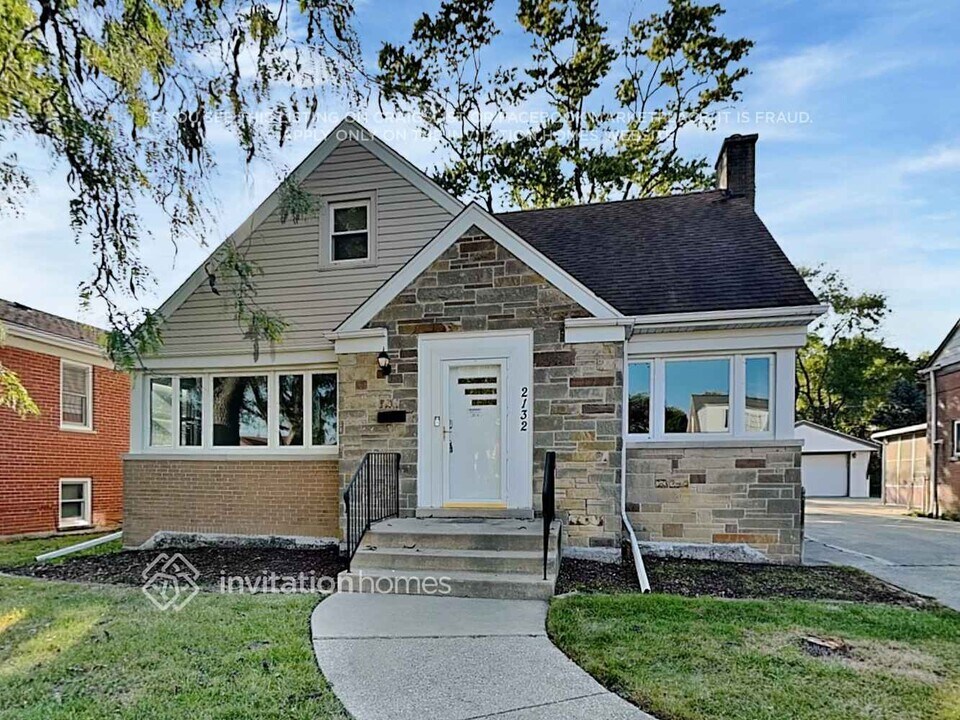 2132 Suffolk Ave in Westchester, IL - Building Photo