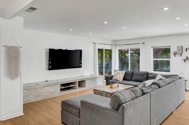 7713 Oakdale Ave in Los Angeles, CA - Building Photo - Building Photo