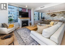 9 Smithe Mews in Vancouver, BC - Building Photo