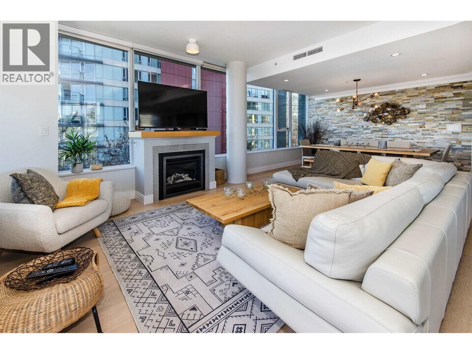 9 Smithe Mews in Vancouver, BC - Building Photo