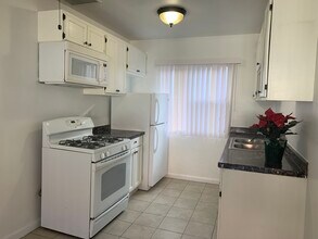 1330 S Wilton Pl, Unit #9 in Los Angeles, CA - Building Photo - Building Photo