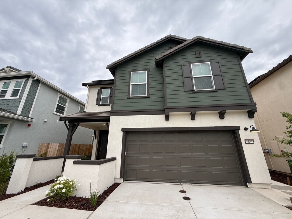 8821 J Sheehan St in Elk Grove, CA - Building Photo