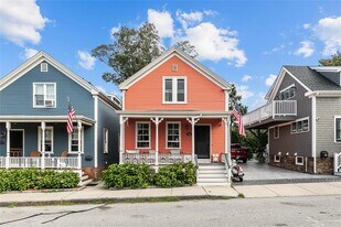 46 Hammond St in Newport, RI - Building Photo