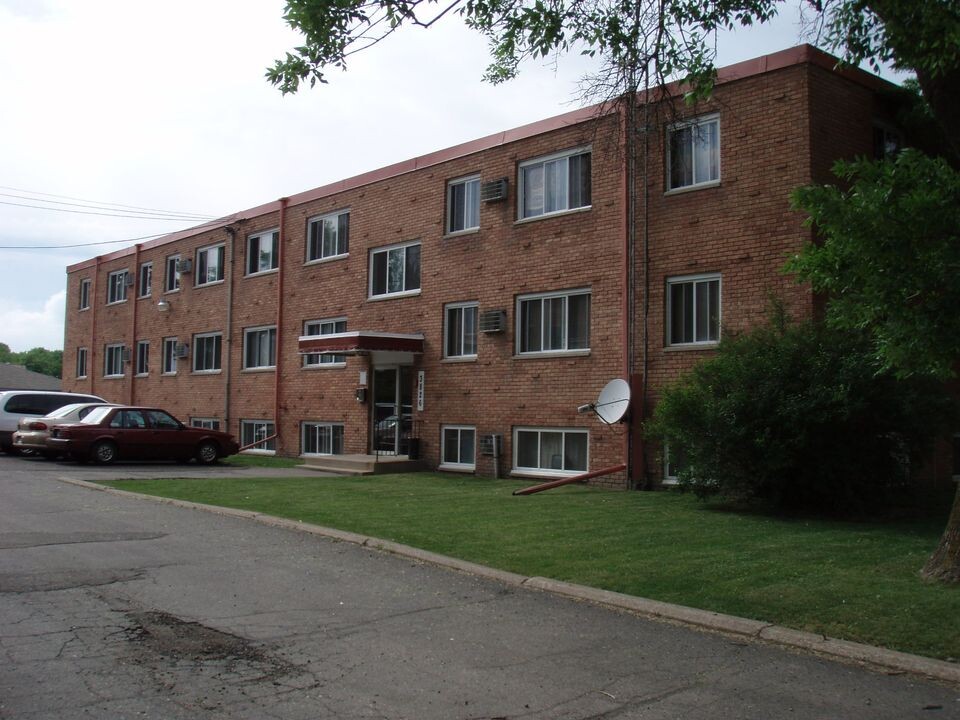 3826 Stinson Blvd NE in Columbia Hts, MN - Building Photo