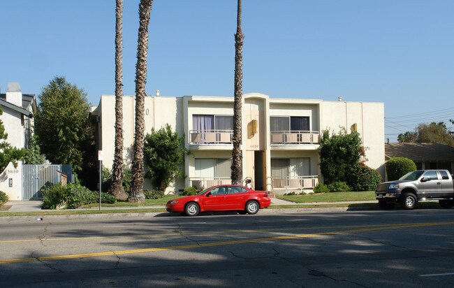 5620 Woodman Ave in Van Nuys, CA - Building Photo - Building Photo