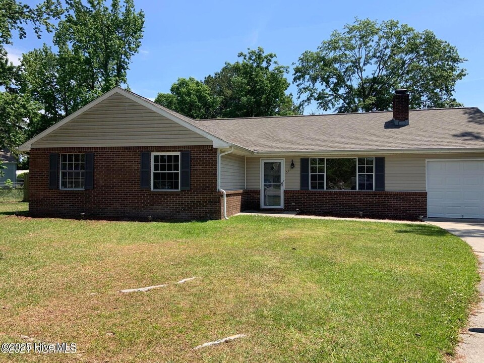 511 Haddock Ct in Jacksonville, NC - Building Photo