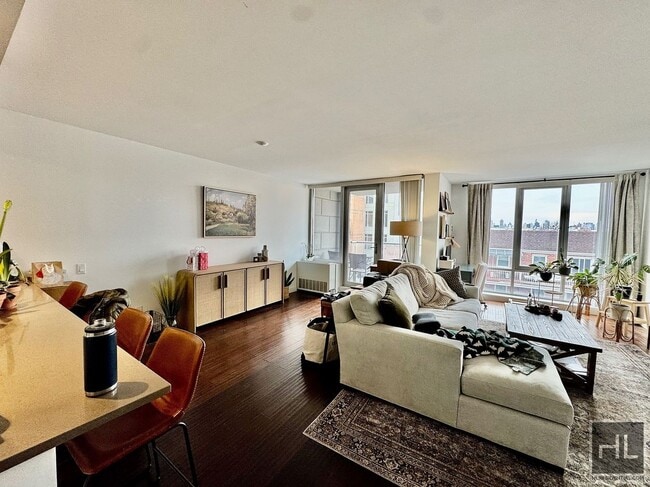 37 STREET in Queens, NY - Foto de edificio - Building Photo