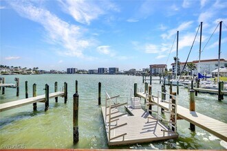 386 Harbour Dr in Naples, FL - Building Photo - Building Photo