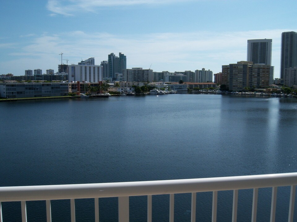 410 Golden Isles Dr in Hallandale Beach, FL - Building Photo