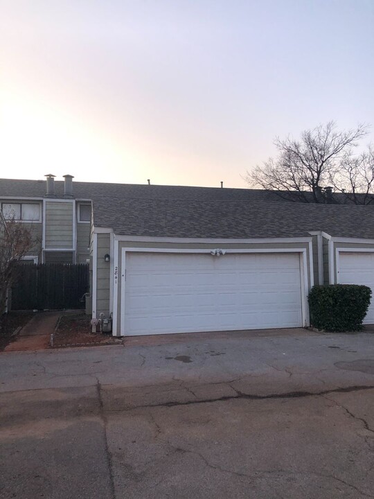 2841 Indian Creek Blvd in Oklahoma City, OK - Building Photo