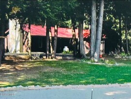 32 Gooseneck Rd in Brant Lake, NY - Building Photo