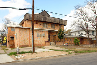 225 W Laurel St in San Antonio, TX - Foto de edificio - Building Photo