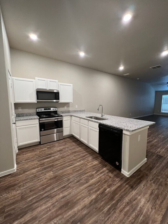 2102 N Avenue J in Lubbock, TX - Building Photo