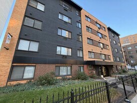 6040 N Sheridan Rd in Chicago, IL - Building Photo