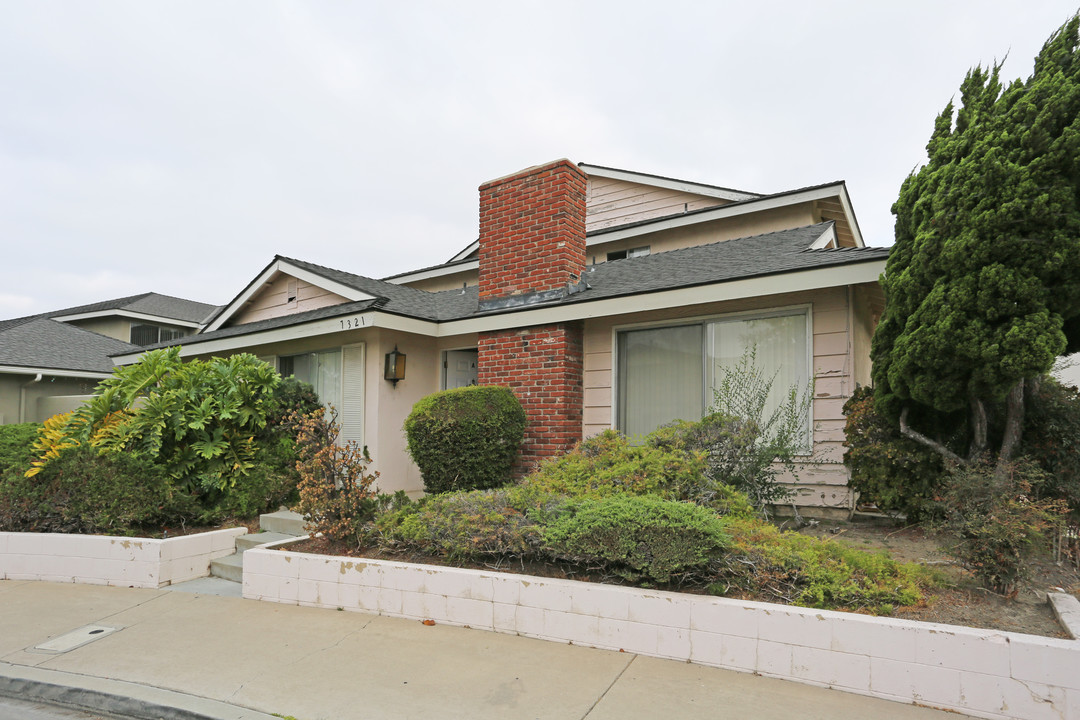 7321 La Mancha Cir in Huntington Beach, CA - Building Photo