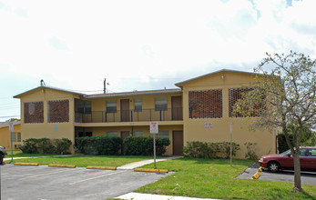 Darch Apartments in Pompano Beach, FL - Building Photo - Building Photo