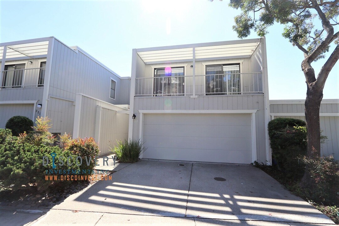 215 Samaria Ln in Oakland, CA - Building Photo