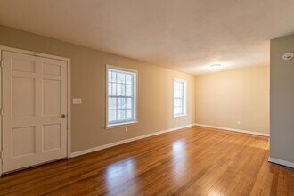 5121 Ginger Cir in Memphis, TN - Foto de edificio - Building Photo