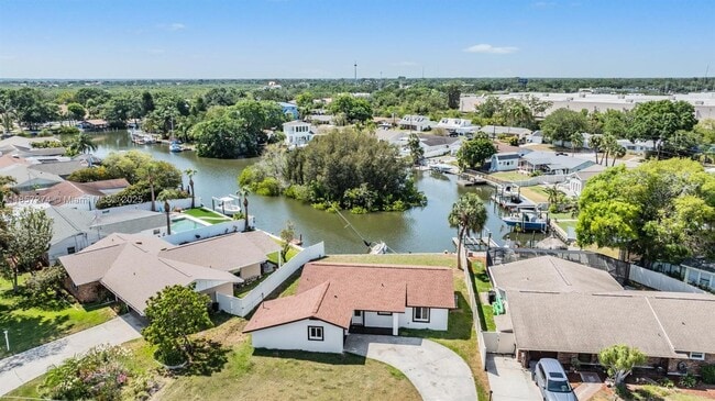 8705 Tahiti Ln in Tampa, FL - Building Photo - Building Photo