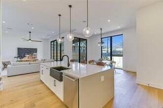 2401 Trailside Dr in Austin, TX - Foto de edificio - Building Photo