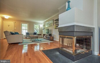 218 Ellsworth St in Alexandria, VA - Foto de edificio - Building Photo