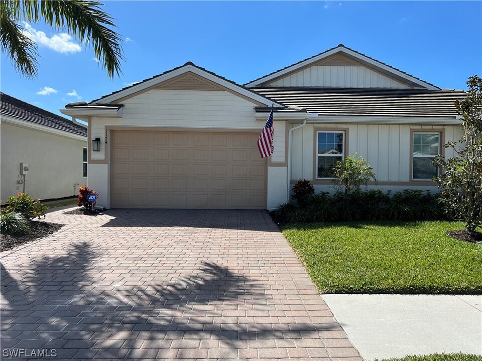 1174 Tranquil Brk Dr in Naples, FL - Foto de edificio