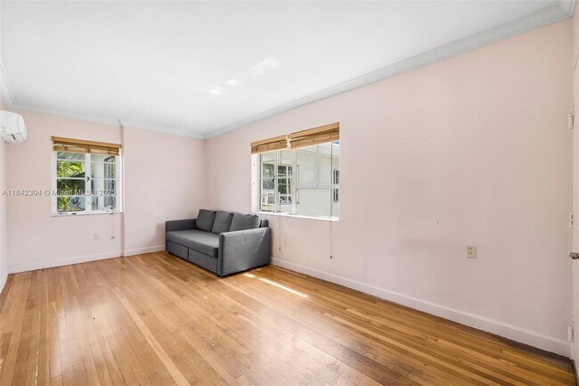 8320 Crespi Blvd in Miami Beach, FL - Building Photo - Building Photo