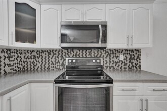 21300 San Simeon Way in Miami, FL - Building Photo - Building Photo