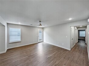 6308 NW Kathleen St in Bentonville, AR - Foto de edificio - Building Photo